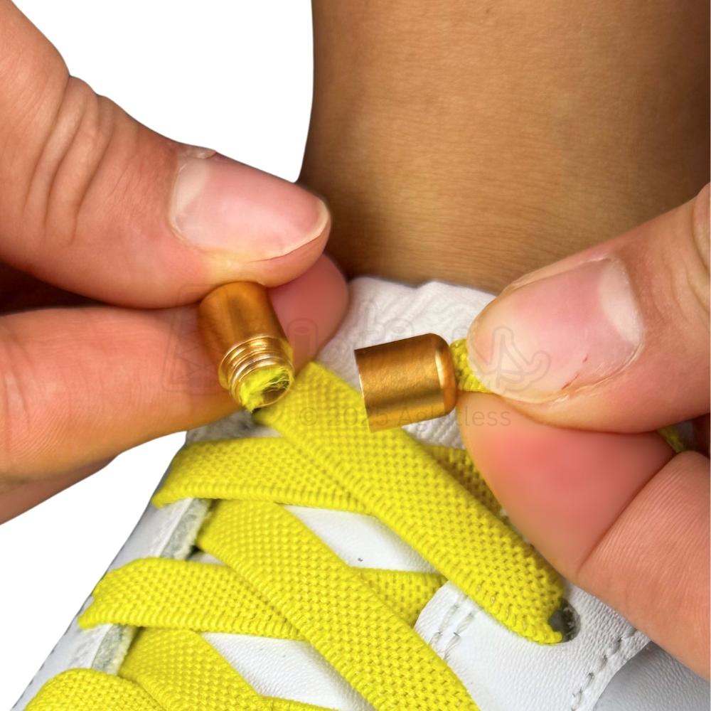 Elastische veters zonder strikken plat 9mm metalen draai capsule geel detailfoto van hoe de sluiting werkt