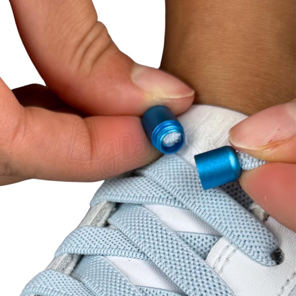 Elastische veters zonder strikken plat 9mm metalen draai capsule lichtblauw detailfoto van hoe de sluiting werkt