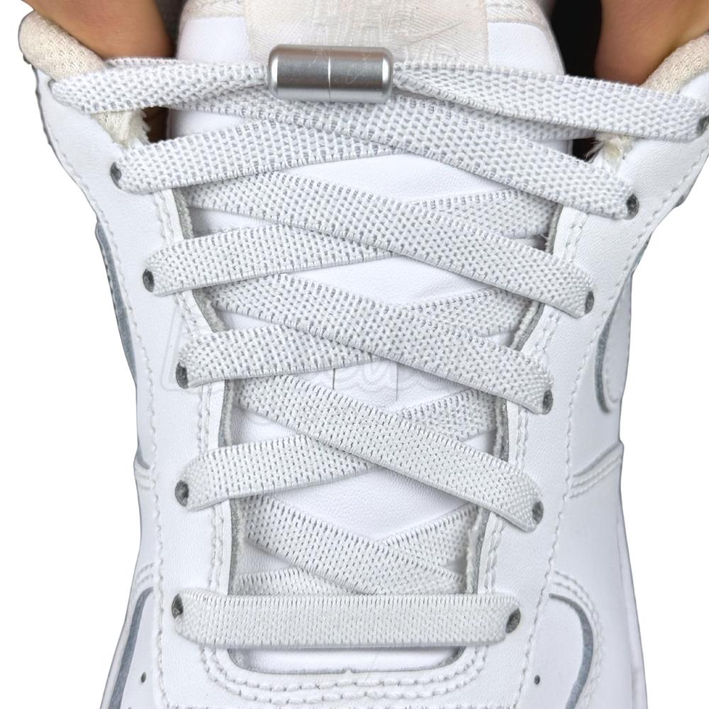 Elastische veters zonder strikken plat 9mm metalen draai capsule wit met stretch uitgerekt