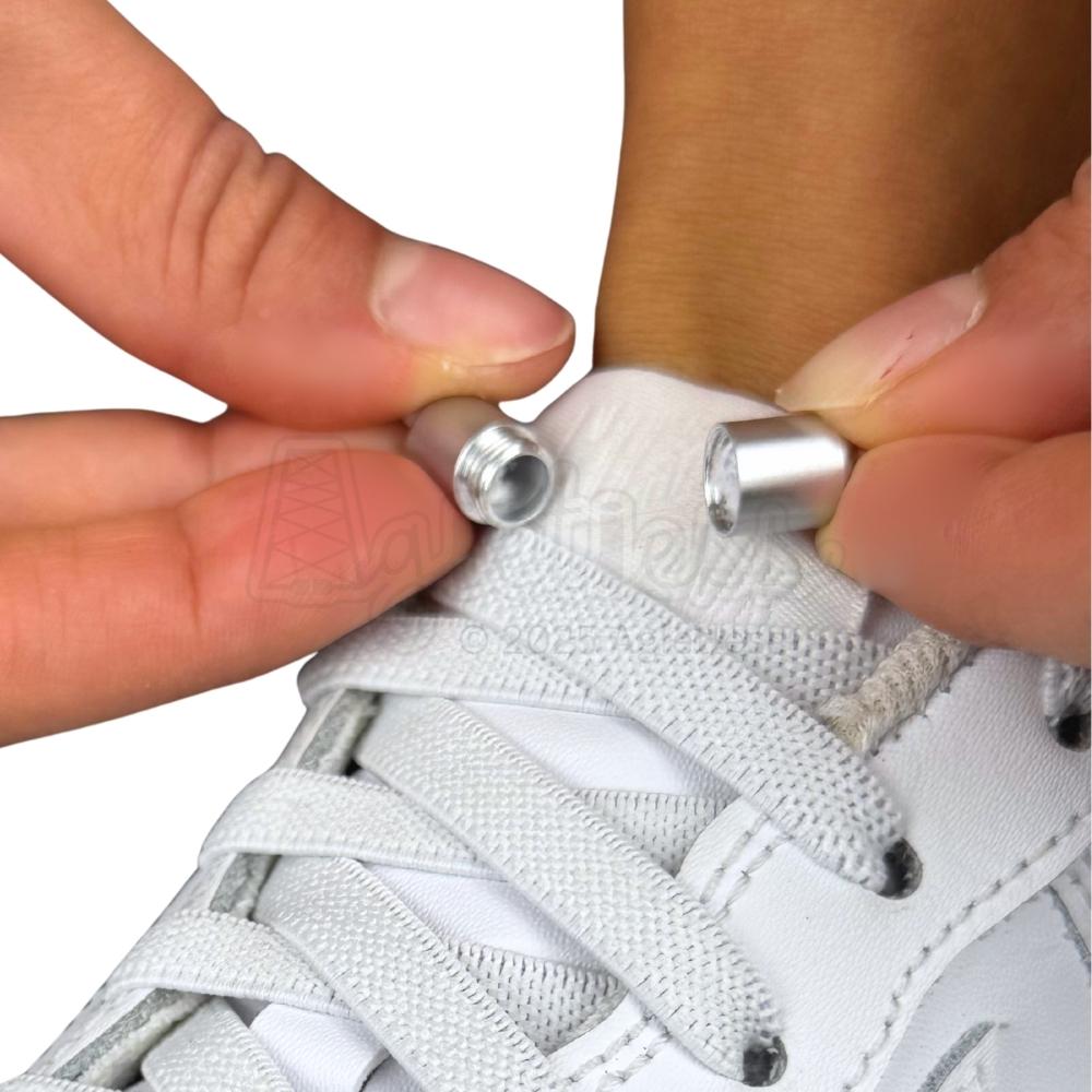 Elastische veters zonder strikken plat 9mm metalen draai capsule wit detailfoto van hoe de sluiting werkt