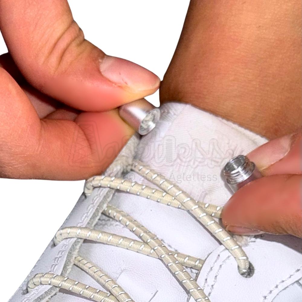 Elastische veters zonder strikken reflecterend 3mm capsule sluiting beige detailfoto van hoe de sluiting werkt