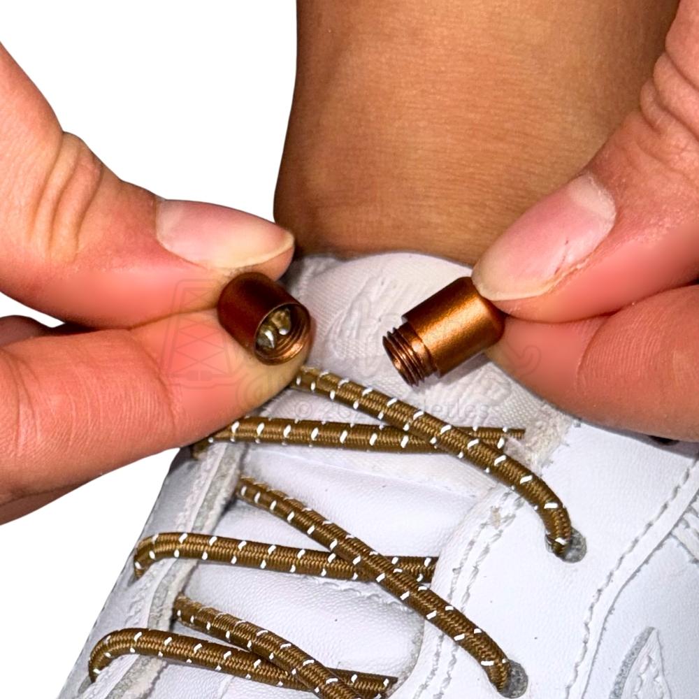 Elastische veters zonder strikken reflecterend 3mm capsule sluiting bruin detailfoto van hoe de sluiting werkt