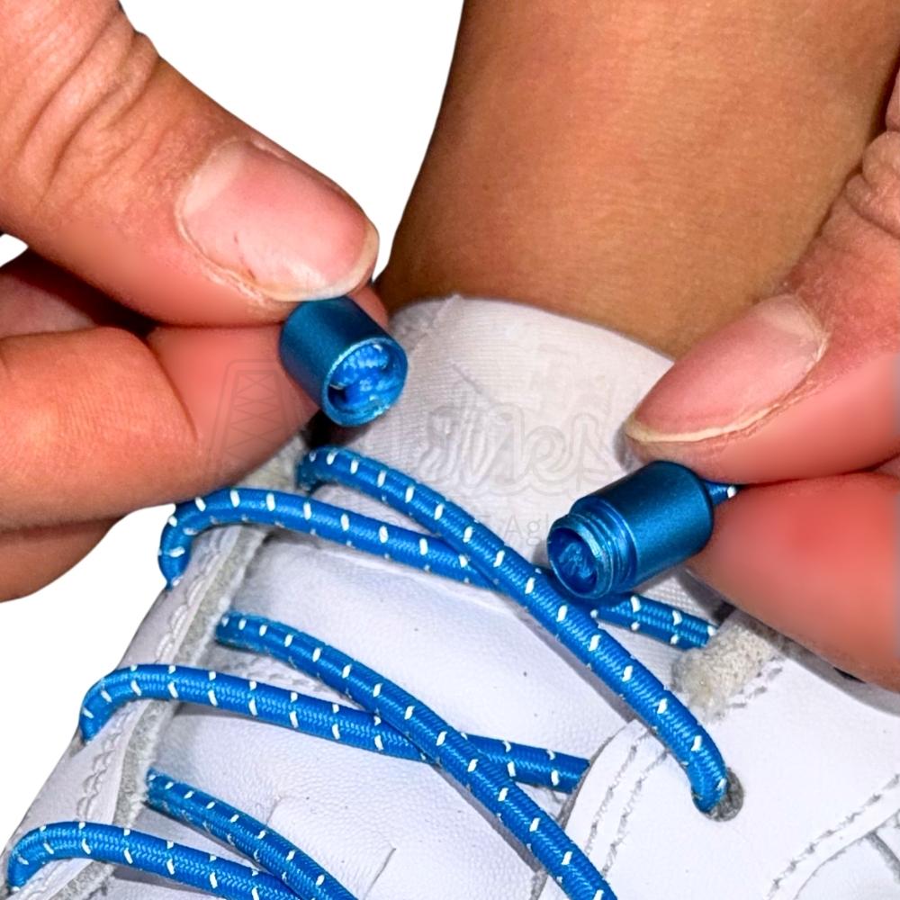 Elastische veters zonder strikken reflecterend 3mm capsule sluiting lichtblauw detailfoto van hoe de sluiting werkt