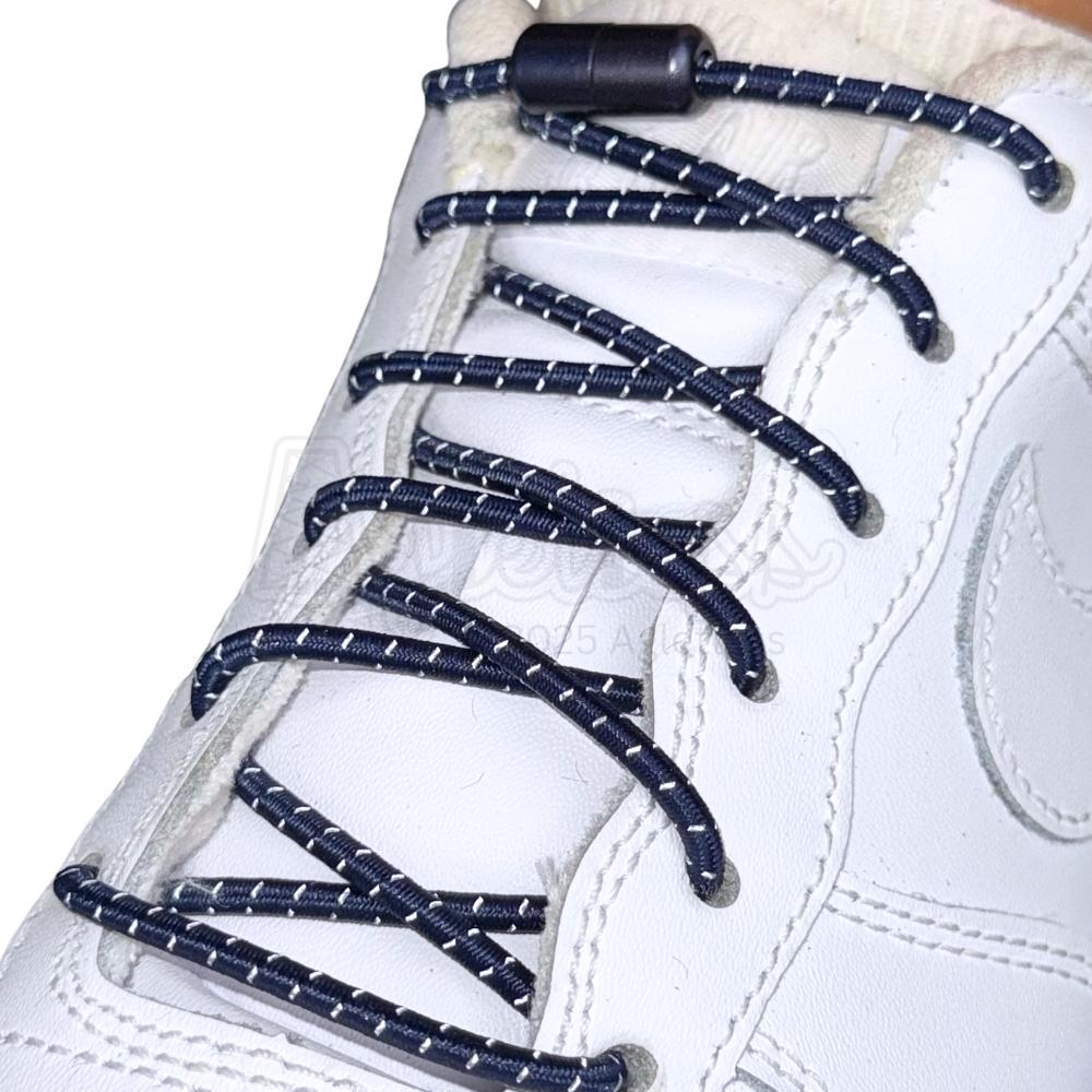Elastische veters zonder strikken reflecterend 3mm capsule sluiting marineblauw geregen in witte Nike Air Force 1