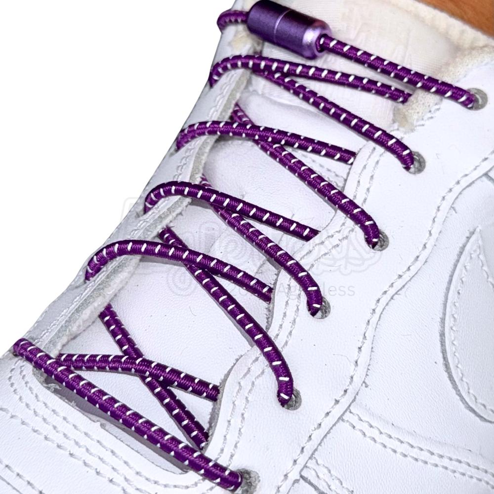 Elastische veters zonder strikken reflecterend 3mm capsule sluiting paars geregen in witte Nike Air Force 1