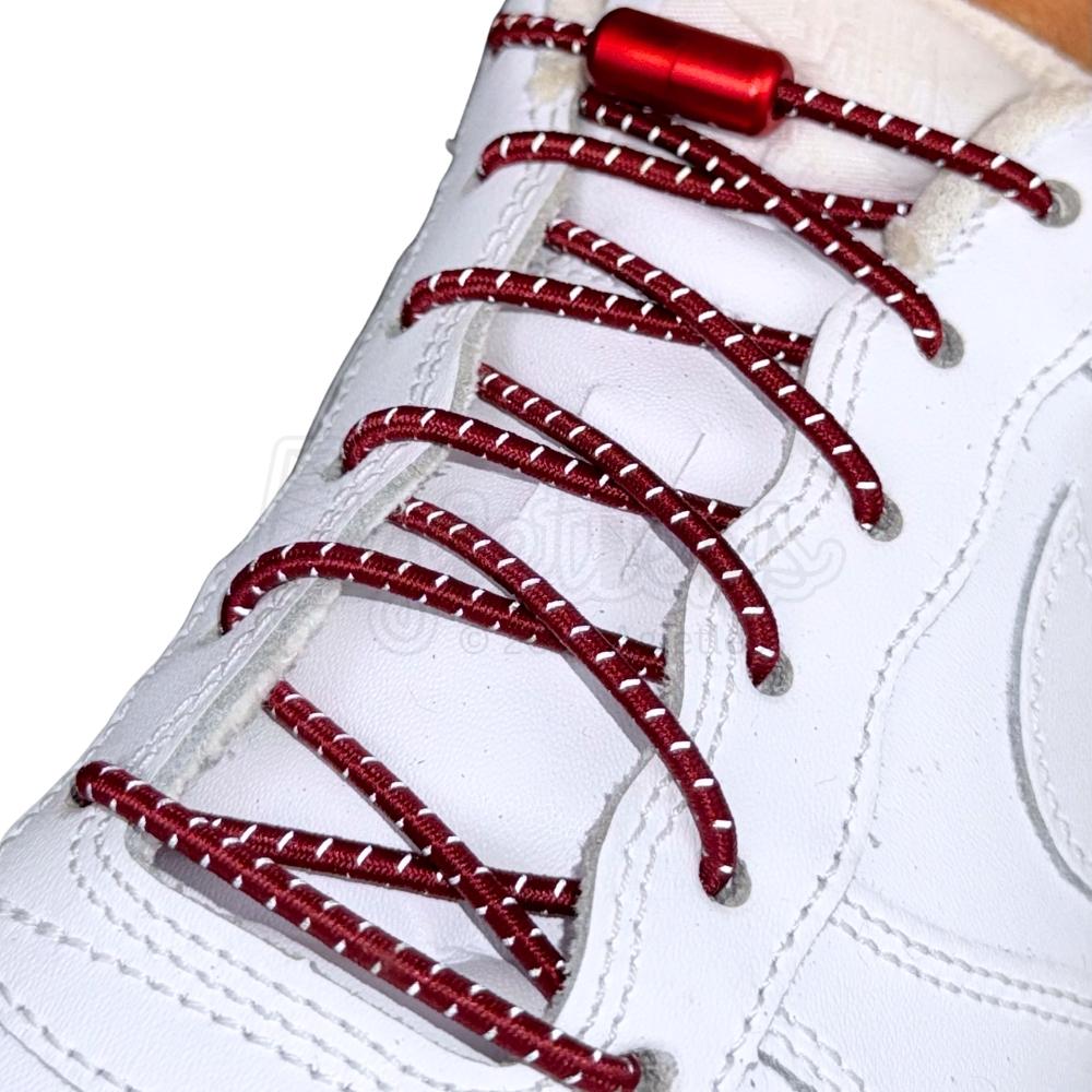 Elastische veters zonder strikken reflecterend 3mm capsule sluiting wijnrood geregen in witte Nike Air Force 1