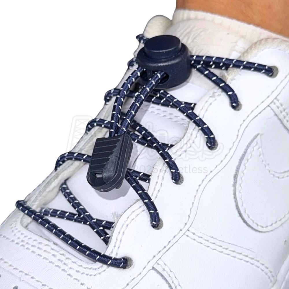 Elastische veters zonder strikken reflecterend 3mm lock sluiting marineblauw geregen in witte Nike Air Force 1