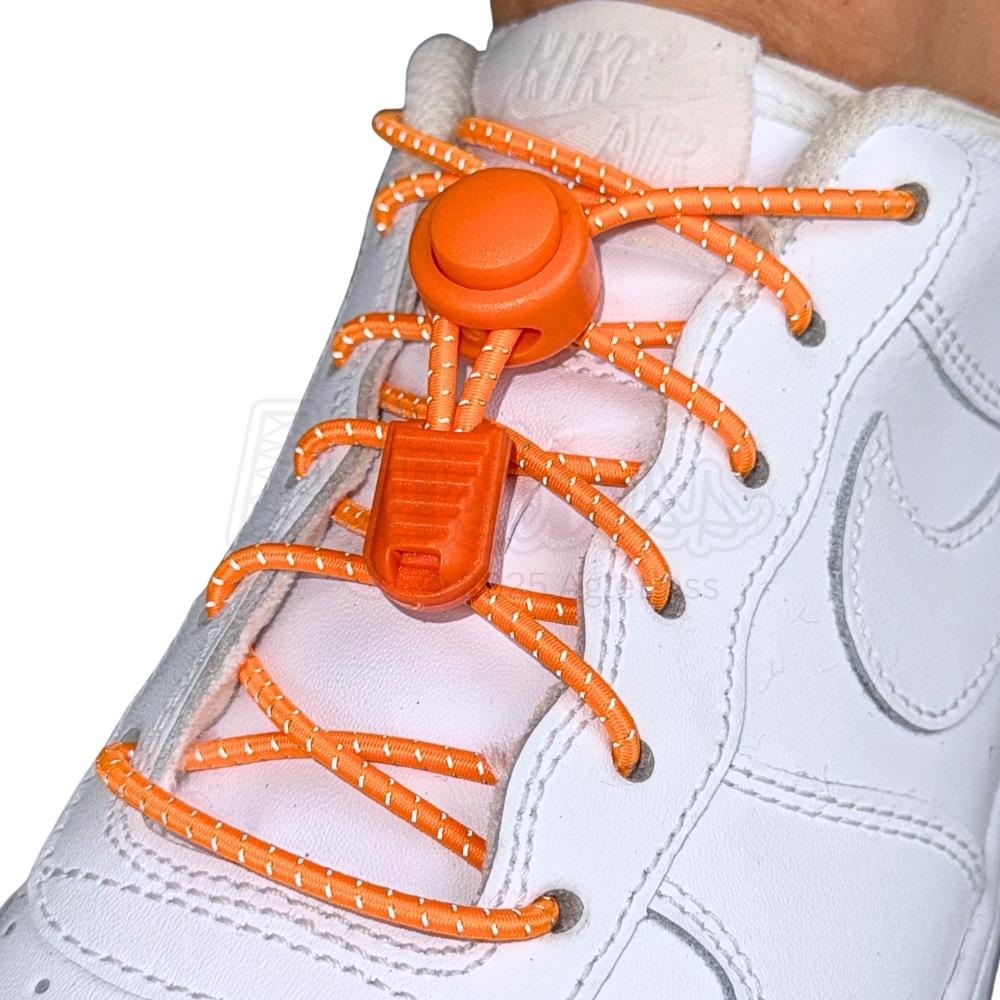 Elastische veters zonder strikken reflecterend 3mm lock sluiting oranje geregen in witte Nike Air Force 1