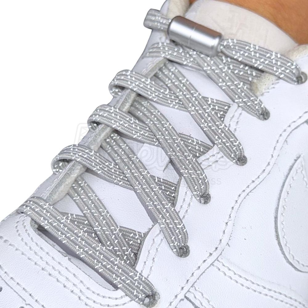 Elastische veters zonder strikken reflecterend 7mm capsule sluiting grijs geregen in witte Nike Air Force 1