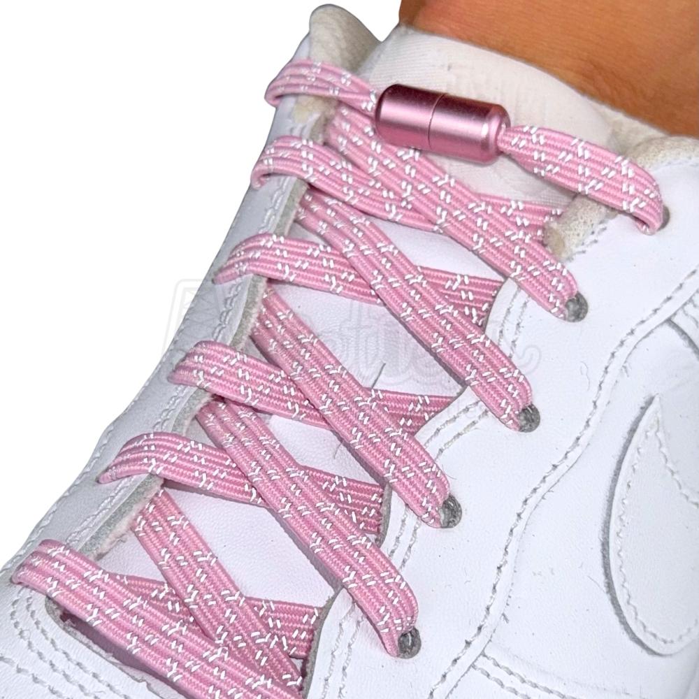 Elastische veters zonder strikken reflecterend 7mm capsule sluiting roze geregen in witte Nike Air Force 1
