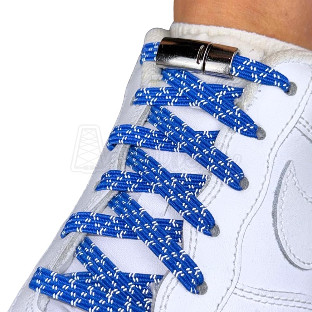 Elastische veters zonder strikken reflecterend 7mm magnetische sluiting blauw geregen in witte Nike Air Force 1