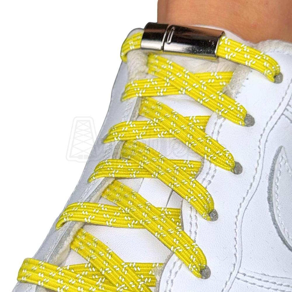 Elastische veters zonder strikken reflecterend 7mm magnetische sluiting geel geregen in witte Nike Air Force 1