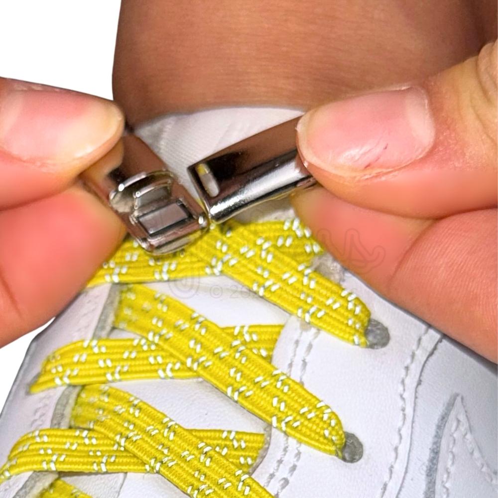 Elastische veters zonder strikken reflecterend 7mm magnetische sluiting geel detailfoto van hoe de sluiting werkt