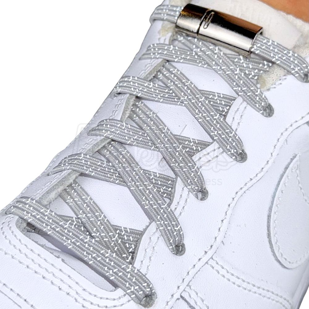 Elastische veters zonder strikken reflecterend 7mm magnetische sluiting grijs geregen in witte Nike Air Force 1
