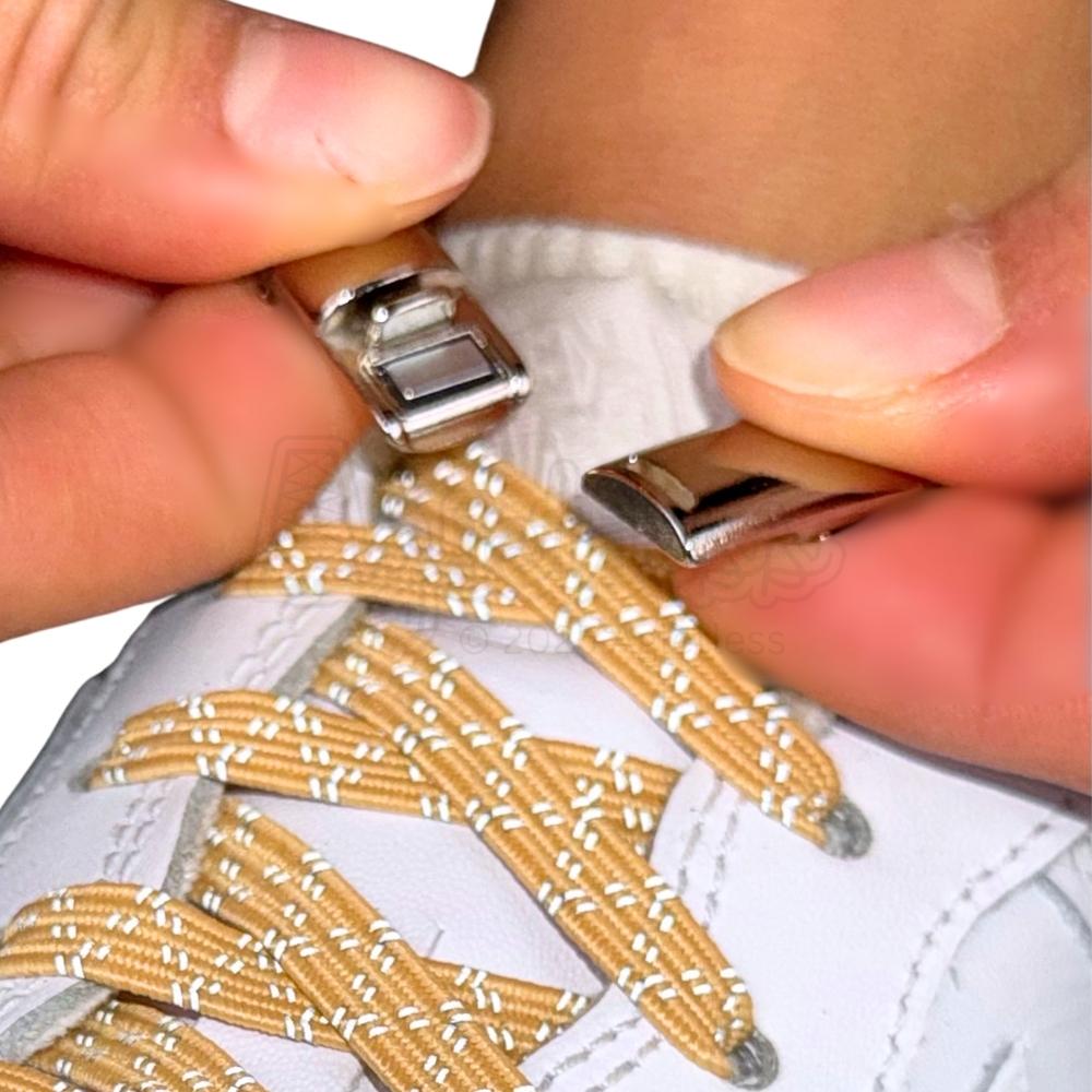 Elastische veters zonder strikken reflecterend 7mm magnetische sluiting khaki detailfoto van hoe de sluiting werkt