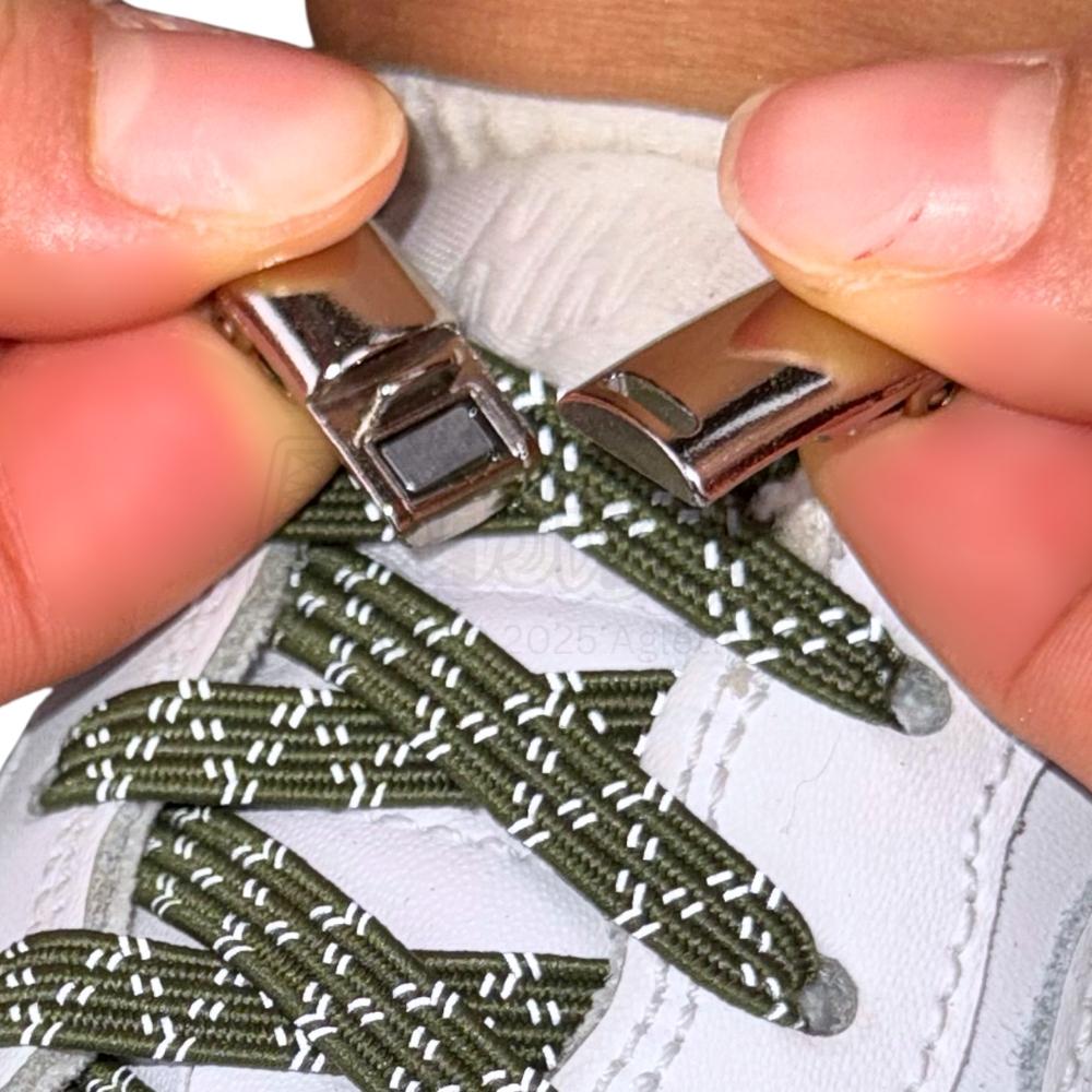 Elastische veters zonder strikken reflecterend 7mm magnetische sluiting mosgroen detailfoto van hoe de sluiting werkt