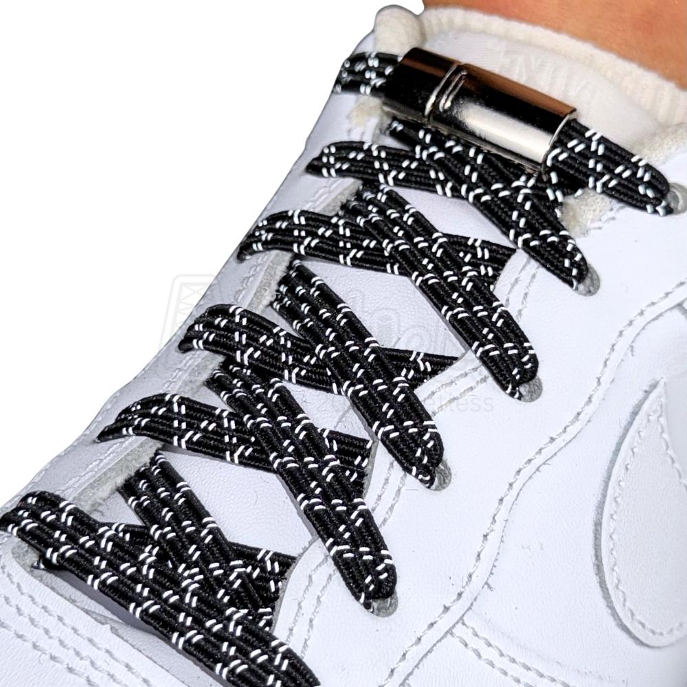 Elastische veters zonder strikken reflecterend 7mm magnetische sluiting zwart geregen in witte Nike Air Force 1