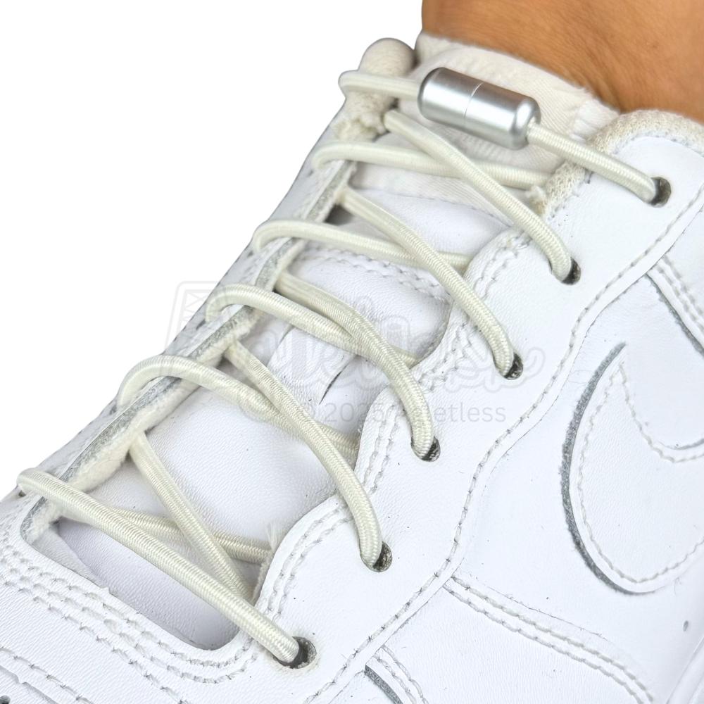 Elastische veters zonder strikken rond 3mm capsule sluiting beige geregen in witte Nike Air Force 1