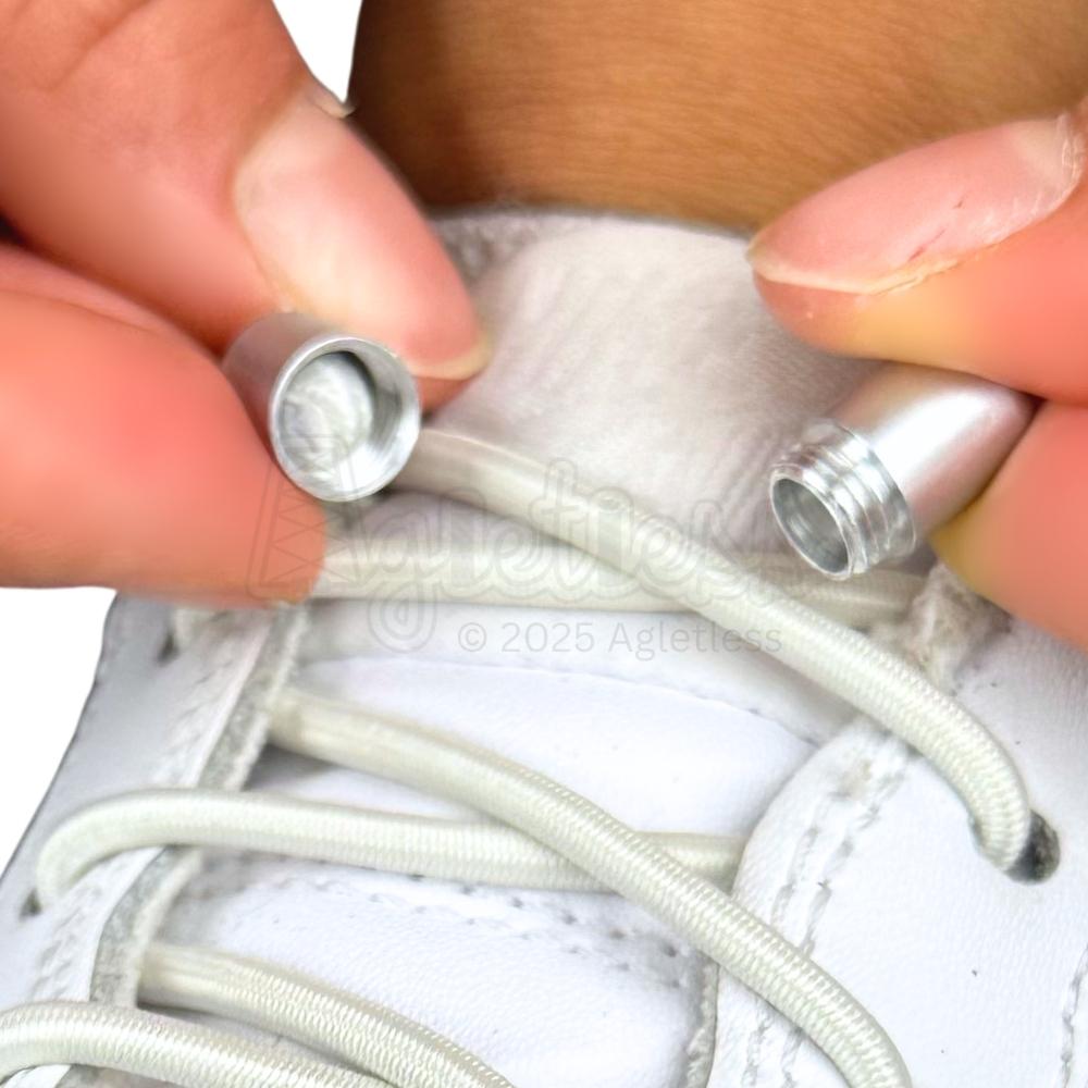 Elastische veters zonder strikken rond 3mm capsule sluiting beige detailfoto van hoe de sluiting werkt