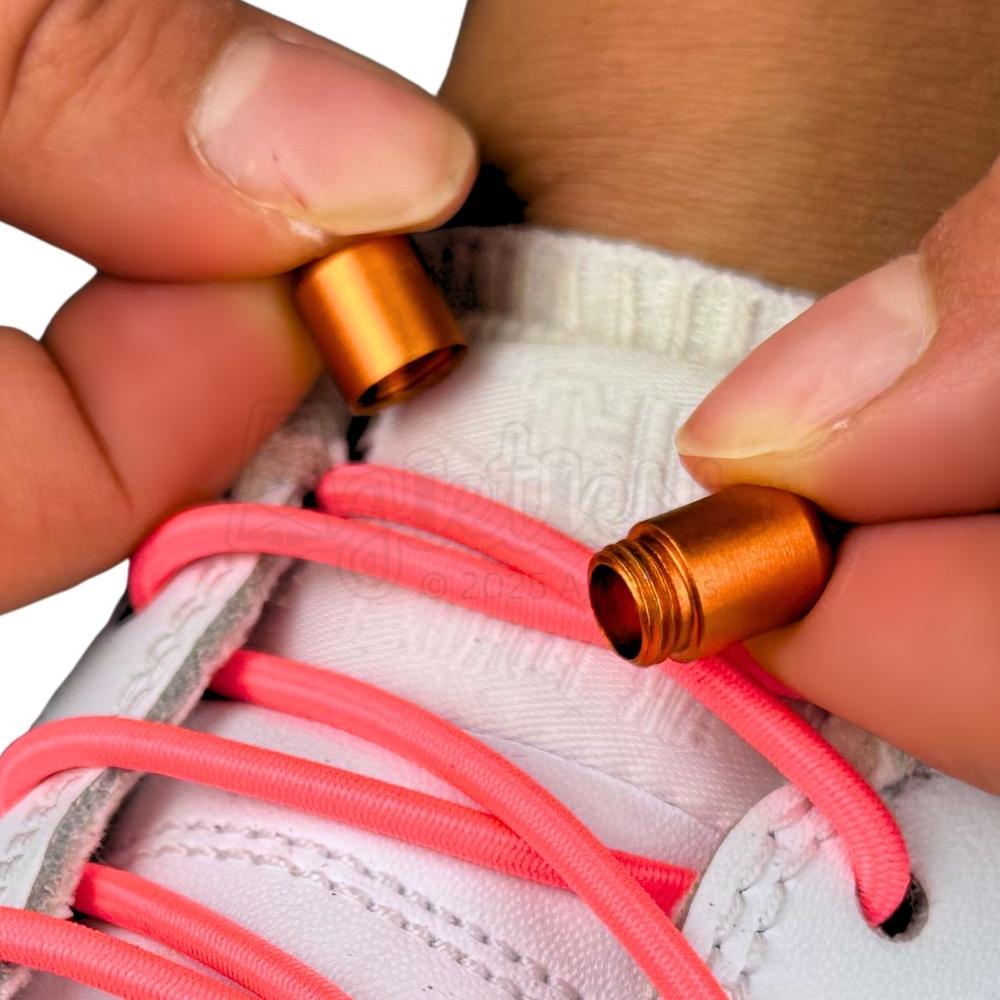 Elastische veters zonder strikken rond 3mm capsule sluiting fluorescerend rood detailfoto van hoe de sluiting werkt