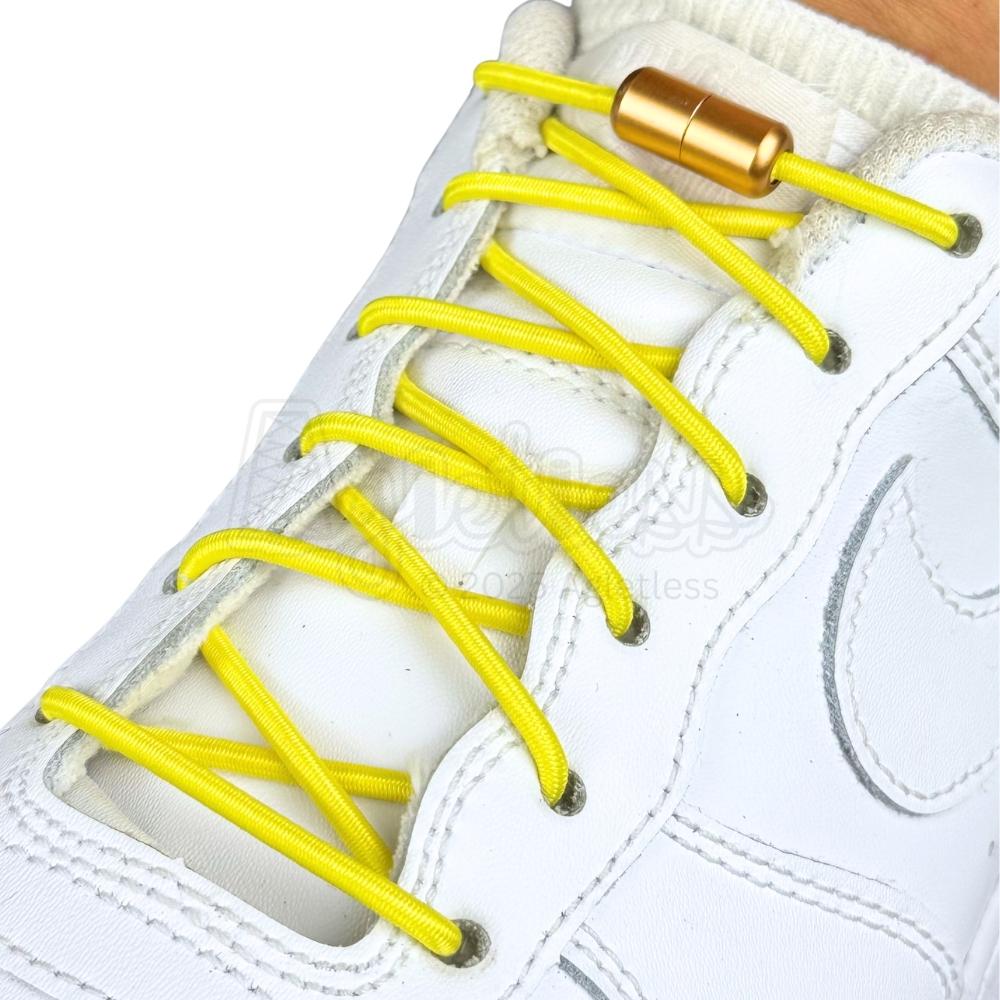 Elastische veters zonder strikken rond 3mm capsule sluiting geel geregen in witte Nike Air Force 1