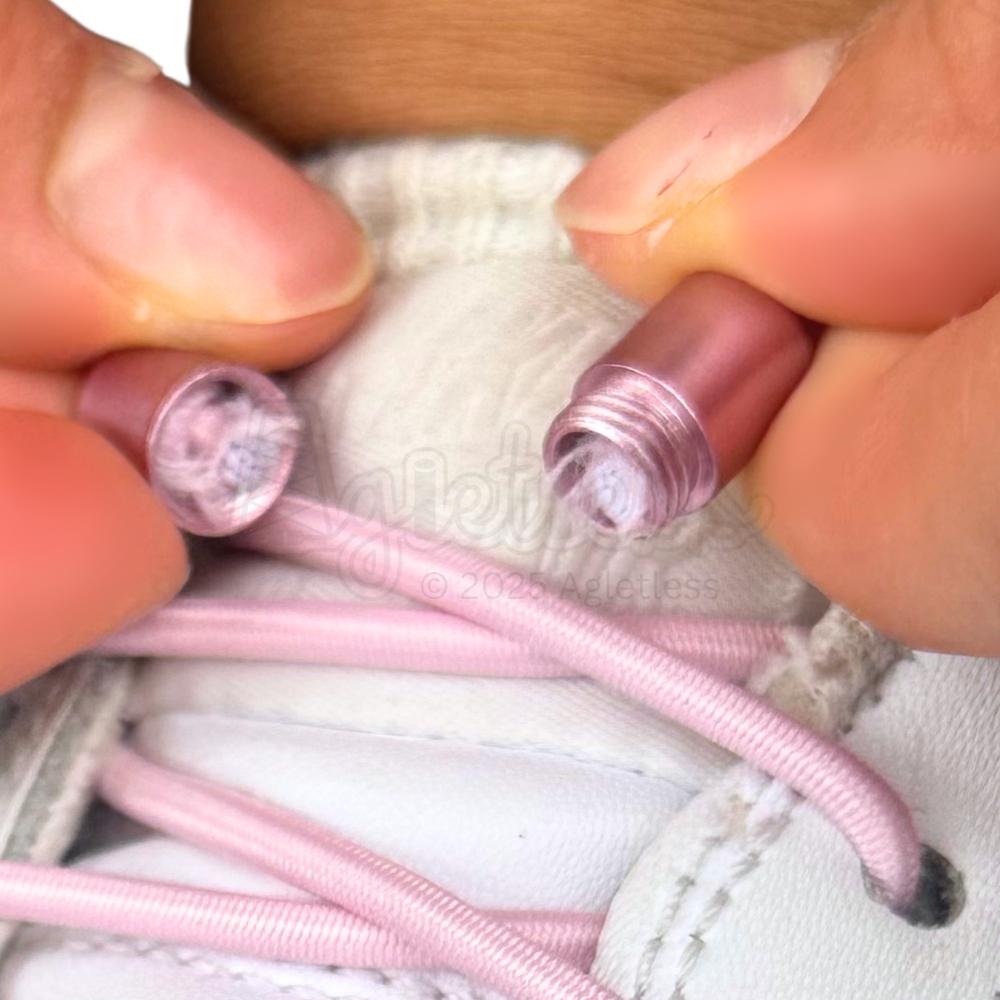Elastische veters zonder strikken rond 3mm capsule sluiting roze detailfoto van hoe de sluiting werkt