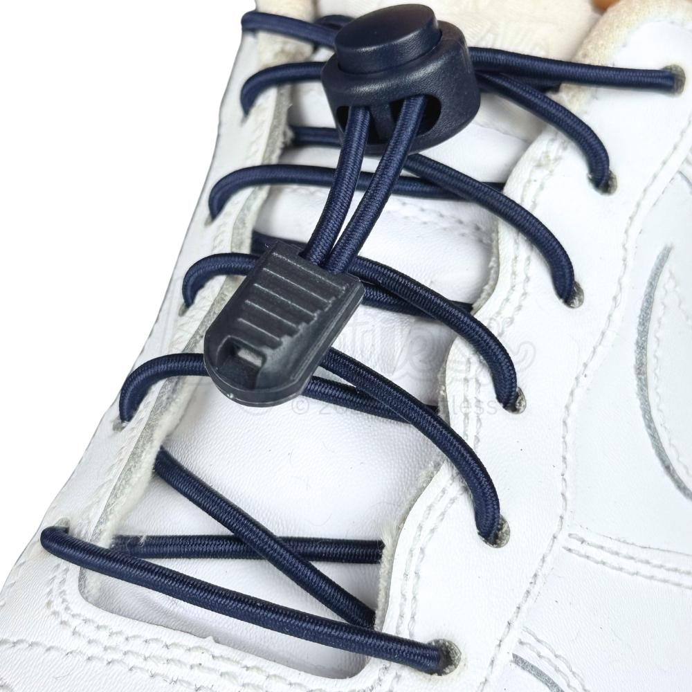 Elastische veters zonder strikken rond 3mm lock sluiting marineblauw geregen in witte Nike Air Force 1