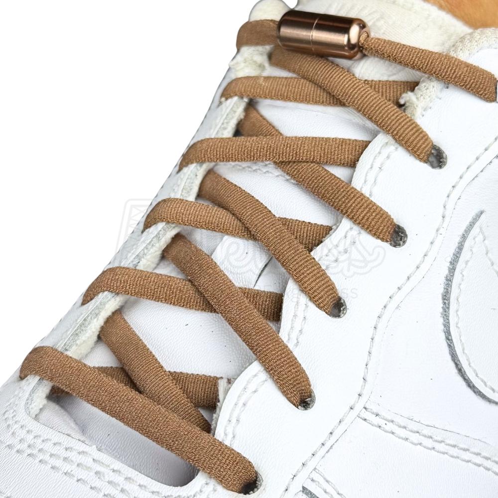 Elastische veters zonder strikken rond 5mm capsule sluiting bruin geregen in witte Nike Air Force 1