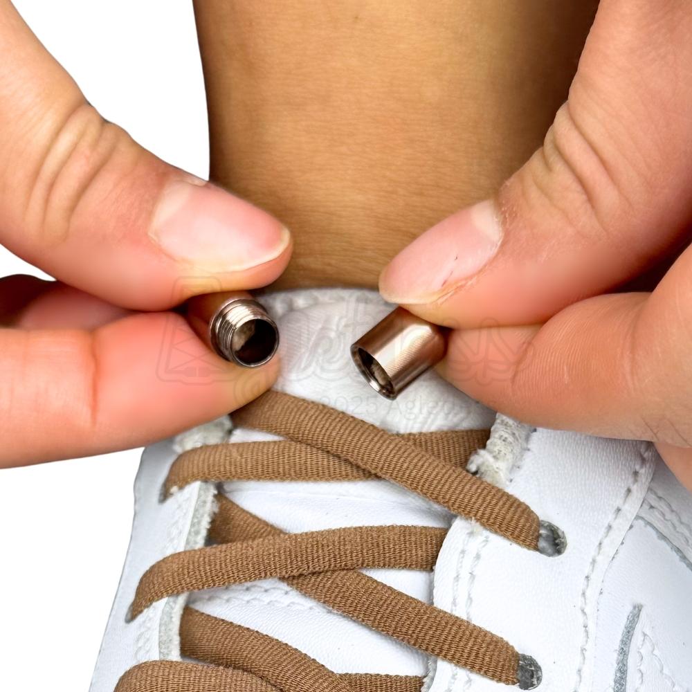 Elastische veters zonder strikken rond 5mm capsule sluiting bruin detailfoto van hoe de sluiting werkt