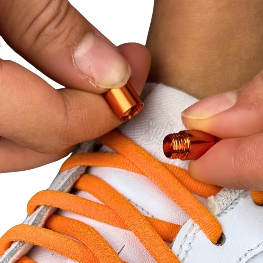 Elastische veters zonder strikken rond 5mm capsule sluiting oranje detailfoto van hoe de sluiting werkt