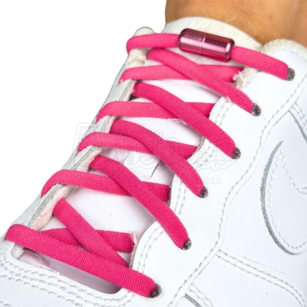 Elastische veters zonder strikken rond 5mm capsule sluiting rozenrood geregen in witte Nike Air Force 1