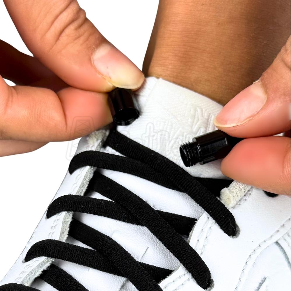 Elastische veters zonder strikken rond 5mm capsule sluiting zwart detailfoto van hoe de sluiting werkt