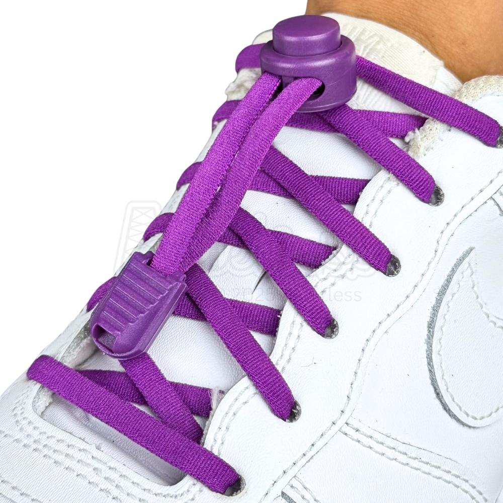 Elastische veters zonder strikken rond 5mm lock sluiting paars geregen in witte Nike Air Force 1