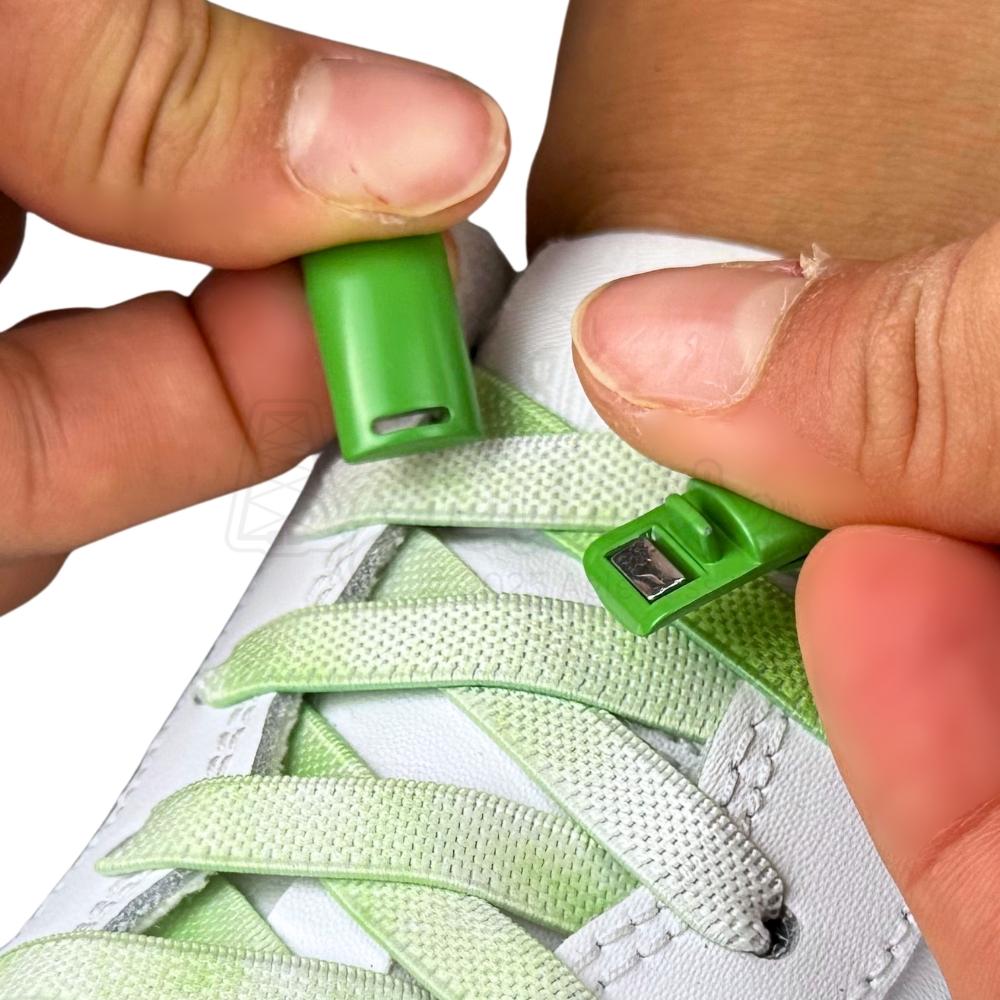 Elastische veters zonder strikken tie-dye 9mm magnetische sluiting appelgroen detailfoto van hoe de sluiting werkt