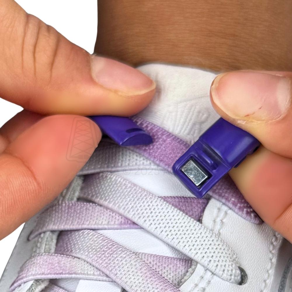 Elastische veters zonder strikken tie-dye 9mm magnetische sluiting paars detailfoto van hoe de sluiting werkt