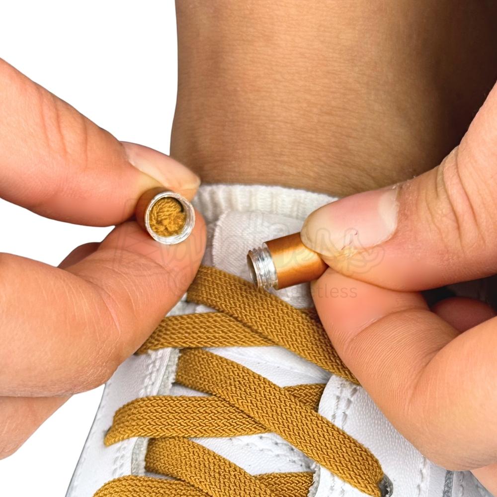 Elastische veters zonder strikken vintage 8mm capsule sluiting cognac detailfoto van hoe de sluiting werkt