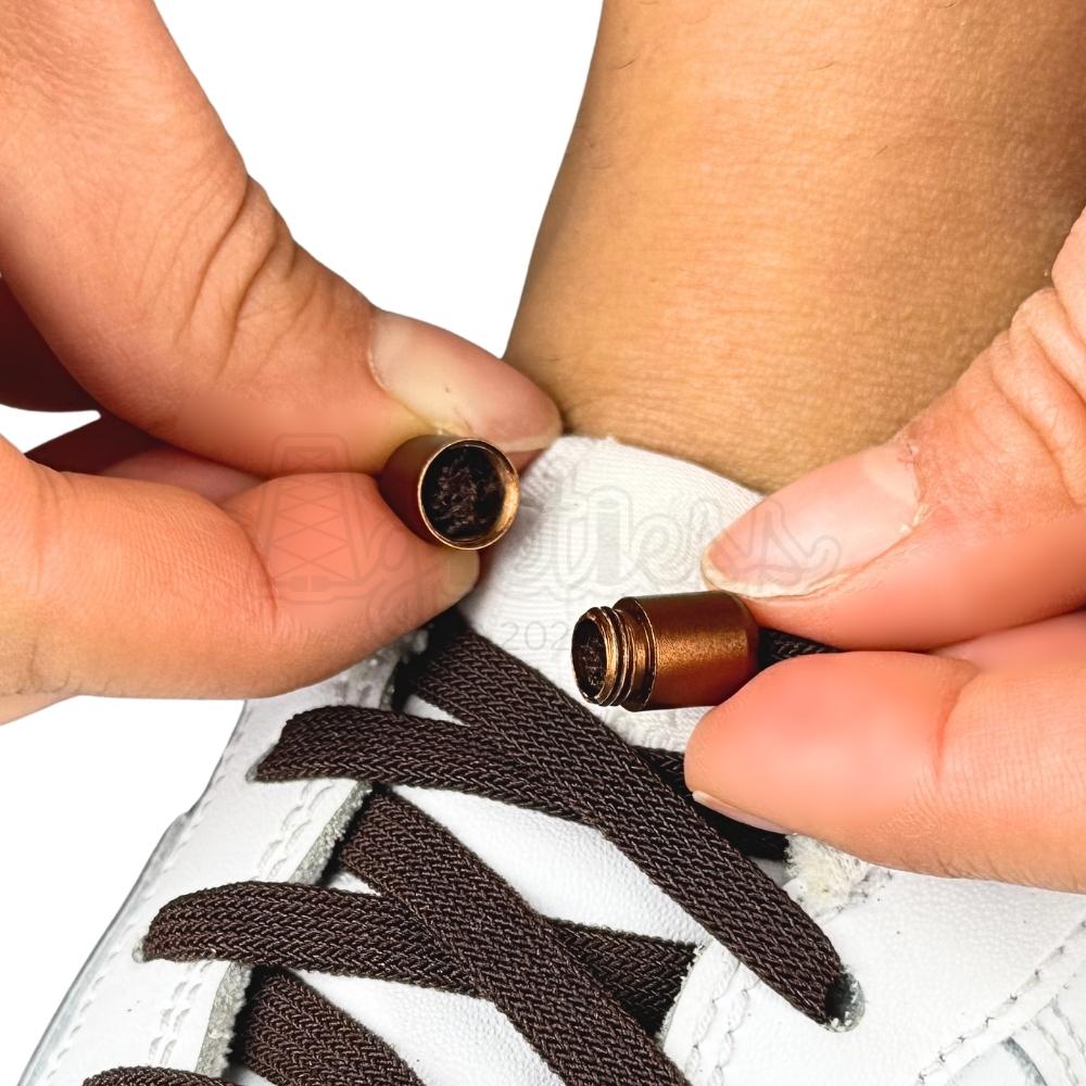 Elastische veters zonder strikken vintage 8mm capsule sluiting donkerbruin detailfoto van hoe de sluiting werkt