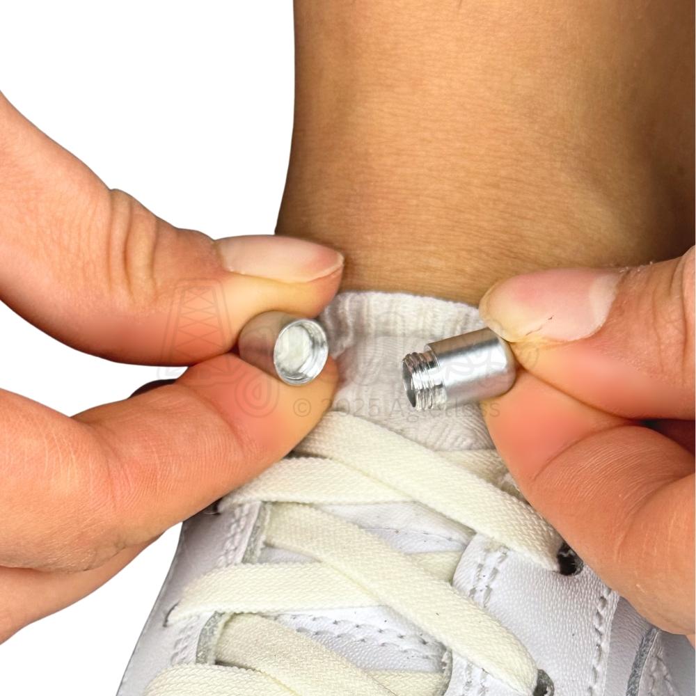 Elastische veters zonder strikken vintage 8mm capsule sluiting gebrokenwit detailfoto van hoe de sluiting werkt