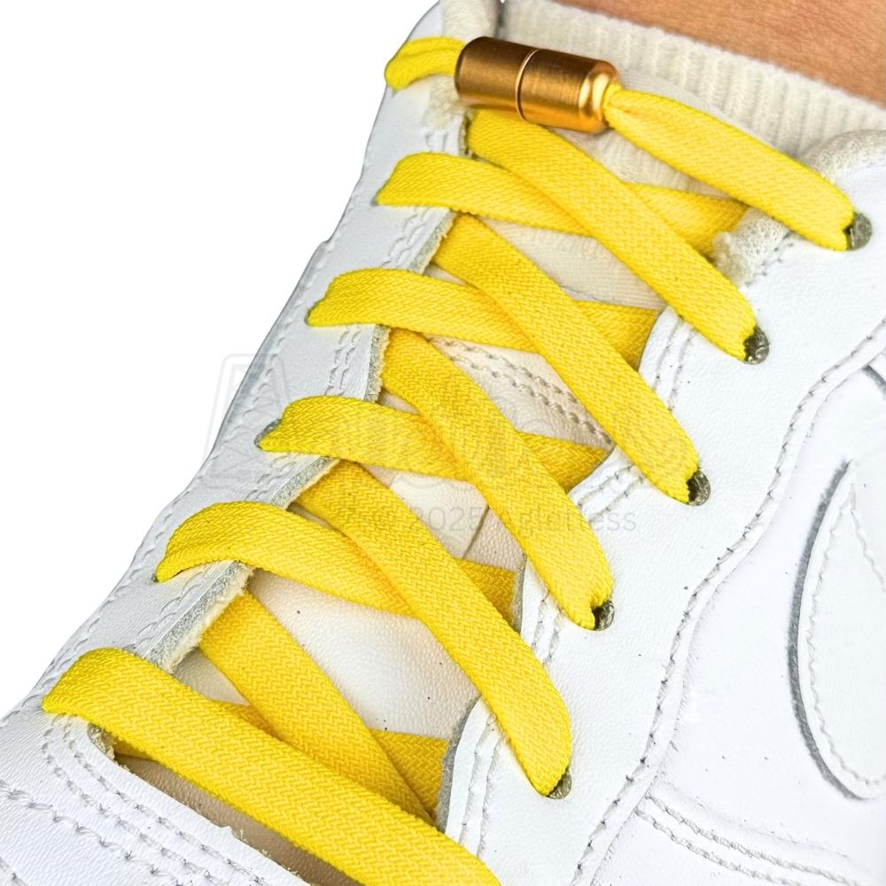 Elastische veters zonder strikken vintage 8mm capsule sluiting geel geregen in witte Nike Air Force 1