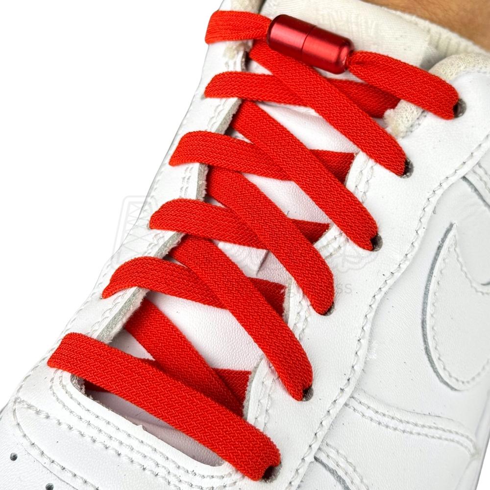 Elastische veters zonder strikken vintage 8mm capsule sluiting rood geregen in witte Nike Air Force 1