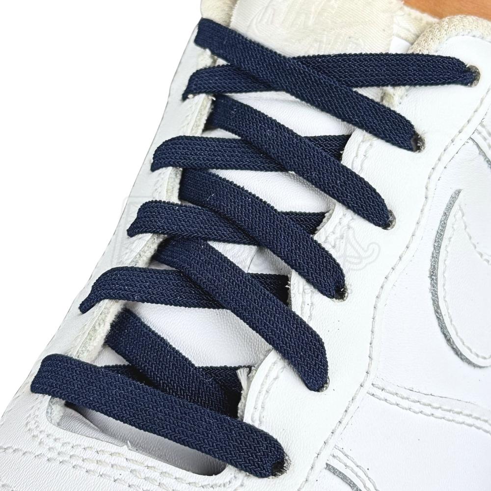 Elastische veters zonder strikken vintage 8mm onzichtbare clipjes marineblauw geregen in witte Nike Air Force 1