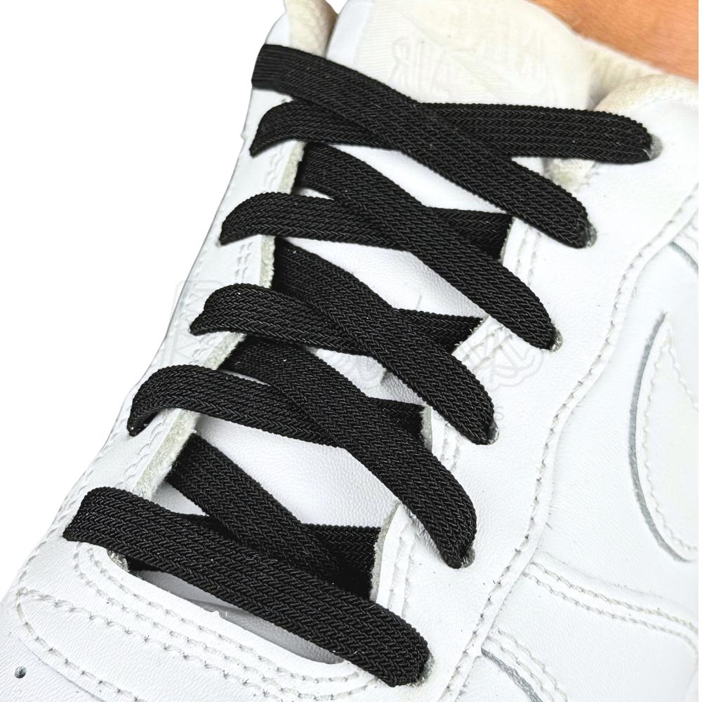 Elastische veters zonder strikken vintage 8mm onzichtbare clipjes zwart geregen in witte Nike Air Force 1