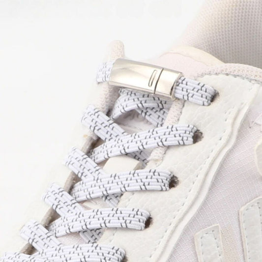 Close-up van magneetsluiting op witte reflecterende platte elastische veters voor veilige en eenvoudige schoenen