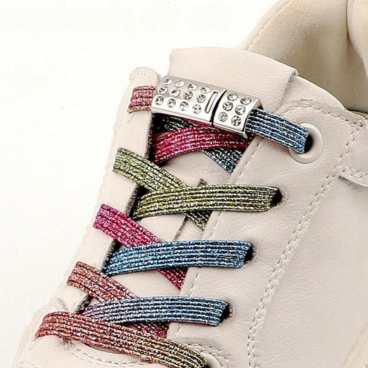 Zijaanzicht van glitter platte elastische veters in snoepkleuren met rhinestone magneetsluiting voor een sprankelende look zonder strikken