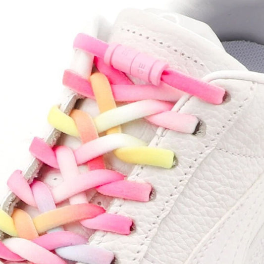 Zijaanzicht van roze regenboog camouflage ronde elastische veters met draaicapsule voor een stoere look zonder strikken