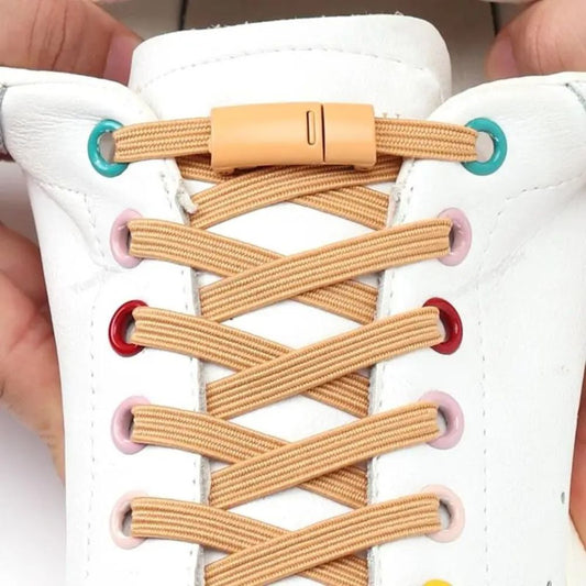 Uitgerekte lichtbruine moderne platte elastische veters met magneetsluiting tonen flexibiliteit en stijl
