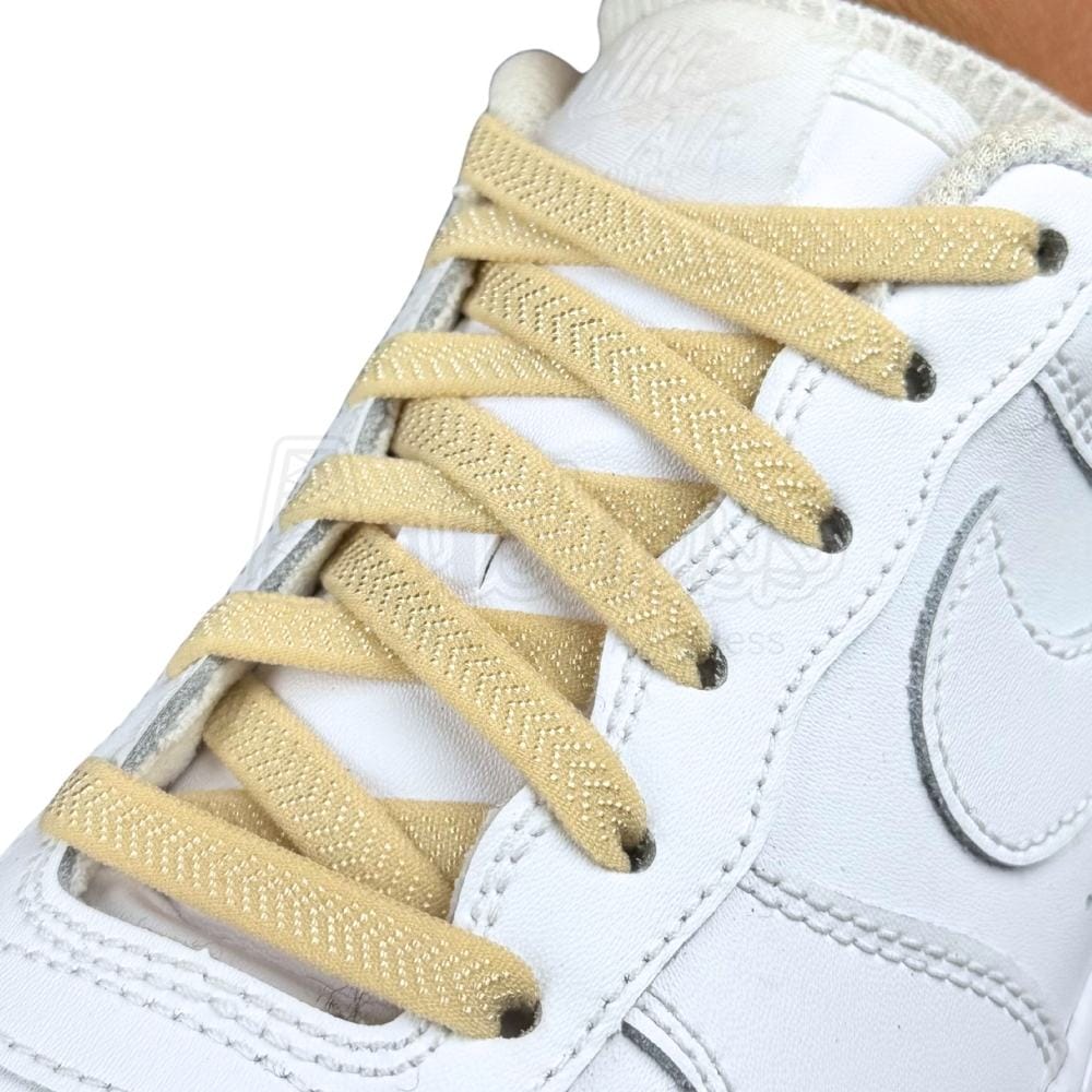 Elastische veters onzichtbaar strikken plat 8mm onzichtbare clipjes beige geregen in witte Nike Air Force 1