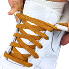 Elastische veters onzichtbaar strikken plat 8mm onzichtbare clipjes bruin detailfoto van hoe de sluiting werkt