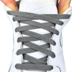 Elastische veters onzichtbaar strikken plat 8mm onzichtbare clipjes donkergrijs met stretch uitgerekt