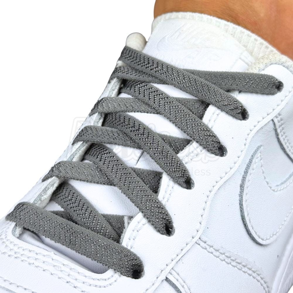 Elastische veters onzichtbaar strikken plat 8mm onzichtbare clipjes donkergrijs geregen in witte Nike Air Force 1